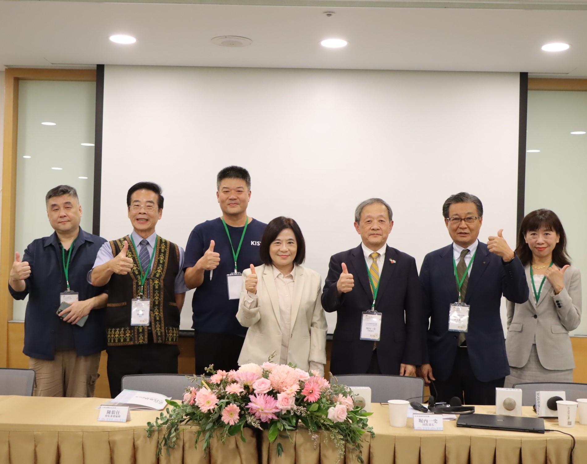張榮發基金會「台日品格與育德創新教育論壇」，執行長鍾德美(中)、日本道德教育財團執行董事井上和行(右二)、國際部長堀內一史(右三)、國際課長邱瑋琪(右一)、花蓮縣三民國中校長林國源(左三)、屏東縣長榮百合國小校長陳世聰(左二)、資深媒體人陳俍任(左一)合影。