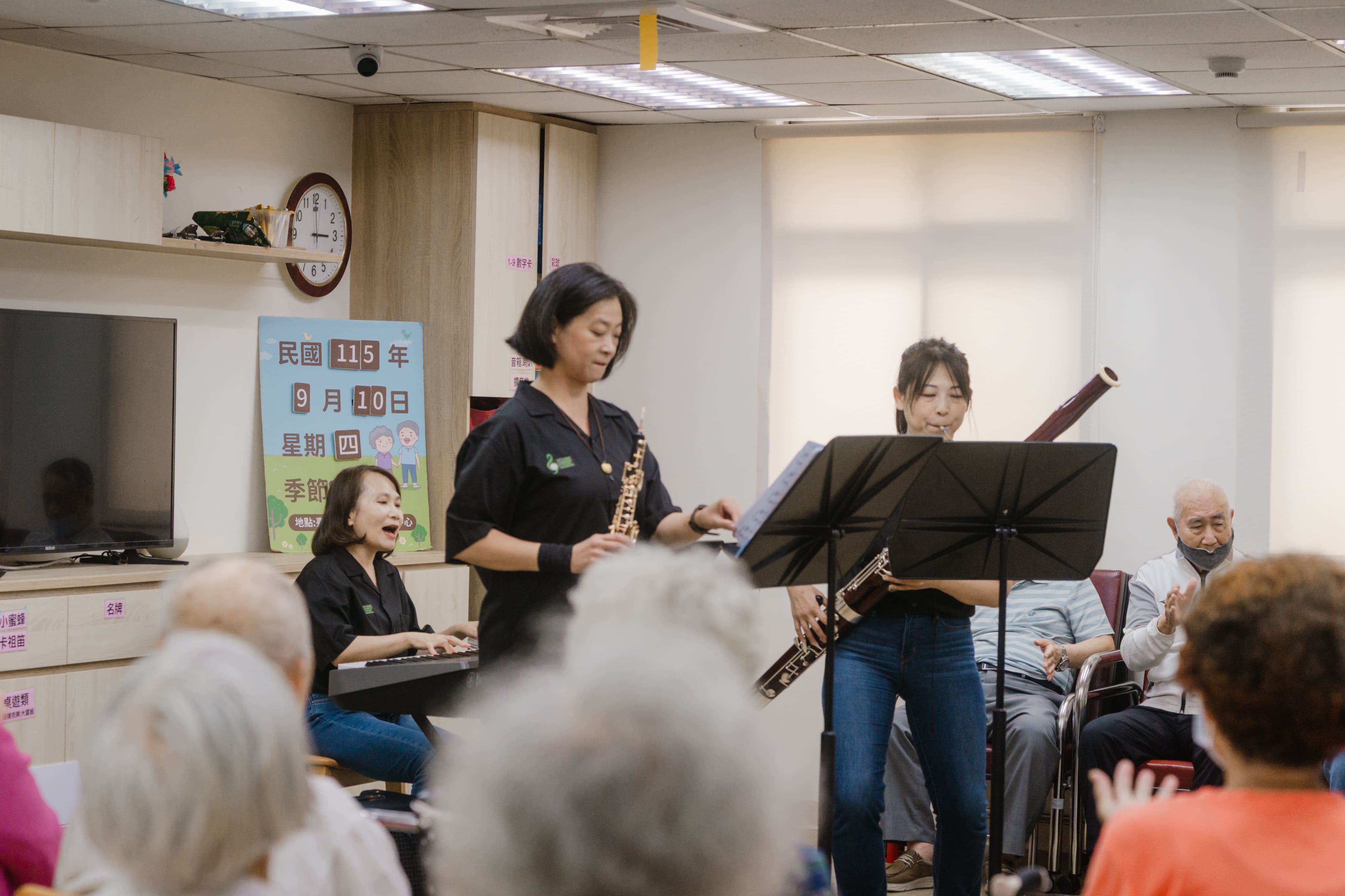 長榮交響樂團指揮莊文貞（左一）與團員們為公益義演留下溫馨紀念。