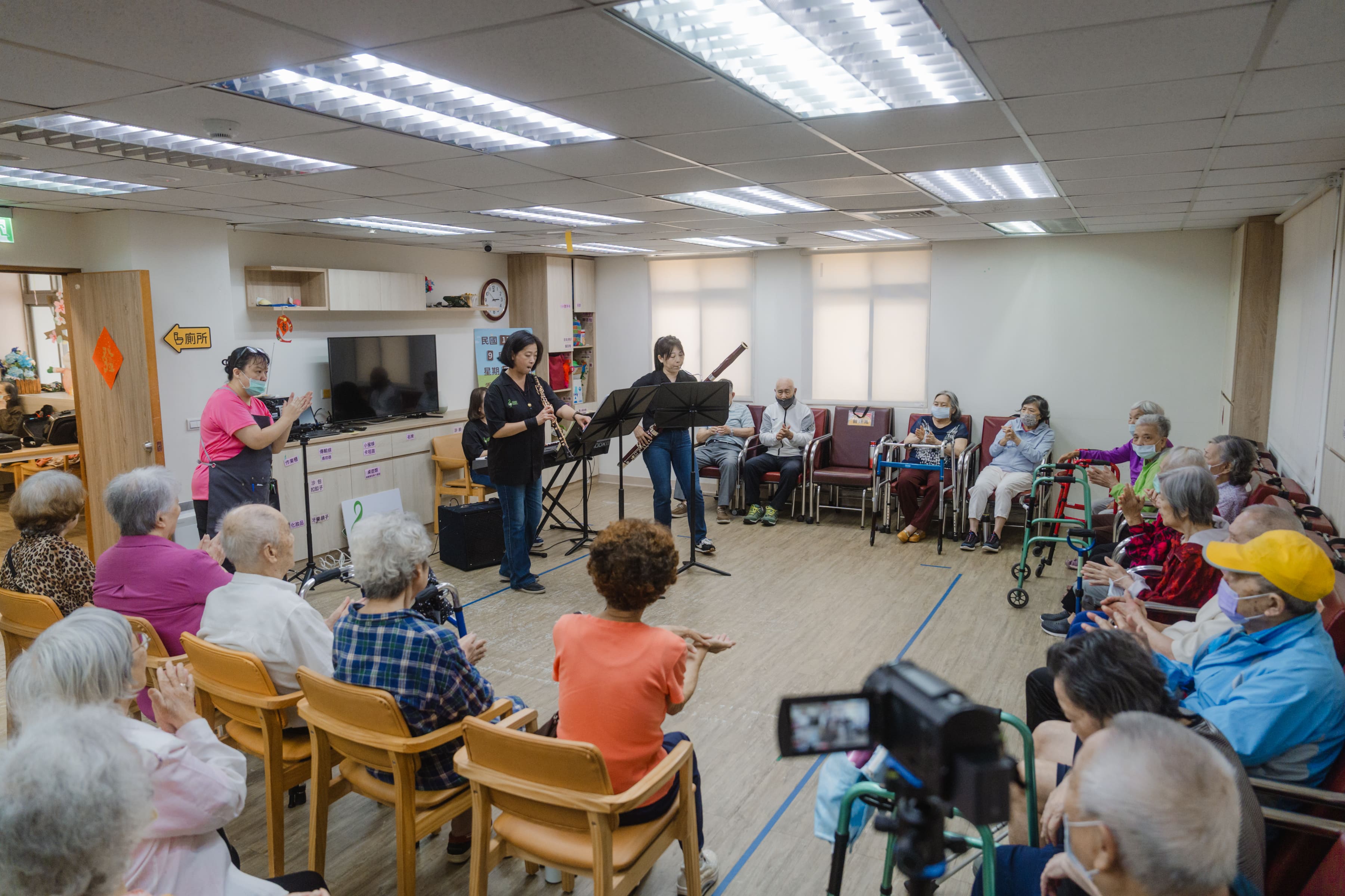 西松日照中心社工師現場協助帶動長者參與活動，透過音樂促進交流與互動。