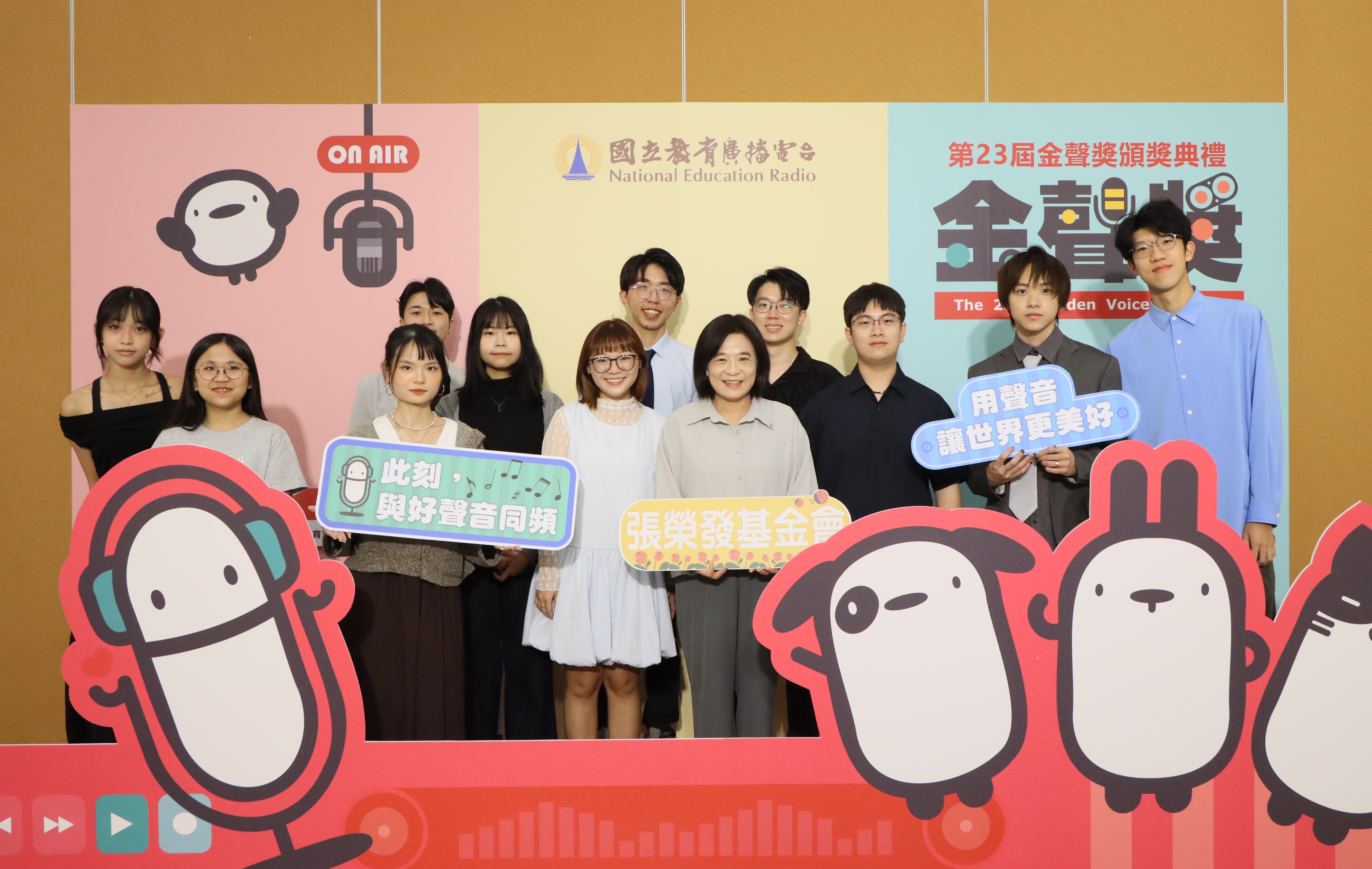 張榮發基金會贊助「第23屆金聲獎-海洋永續特別獎」，執行長鍾德美(第一排右四)與5組入圍同學合影。