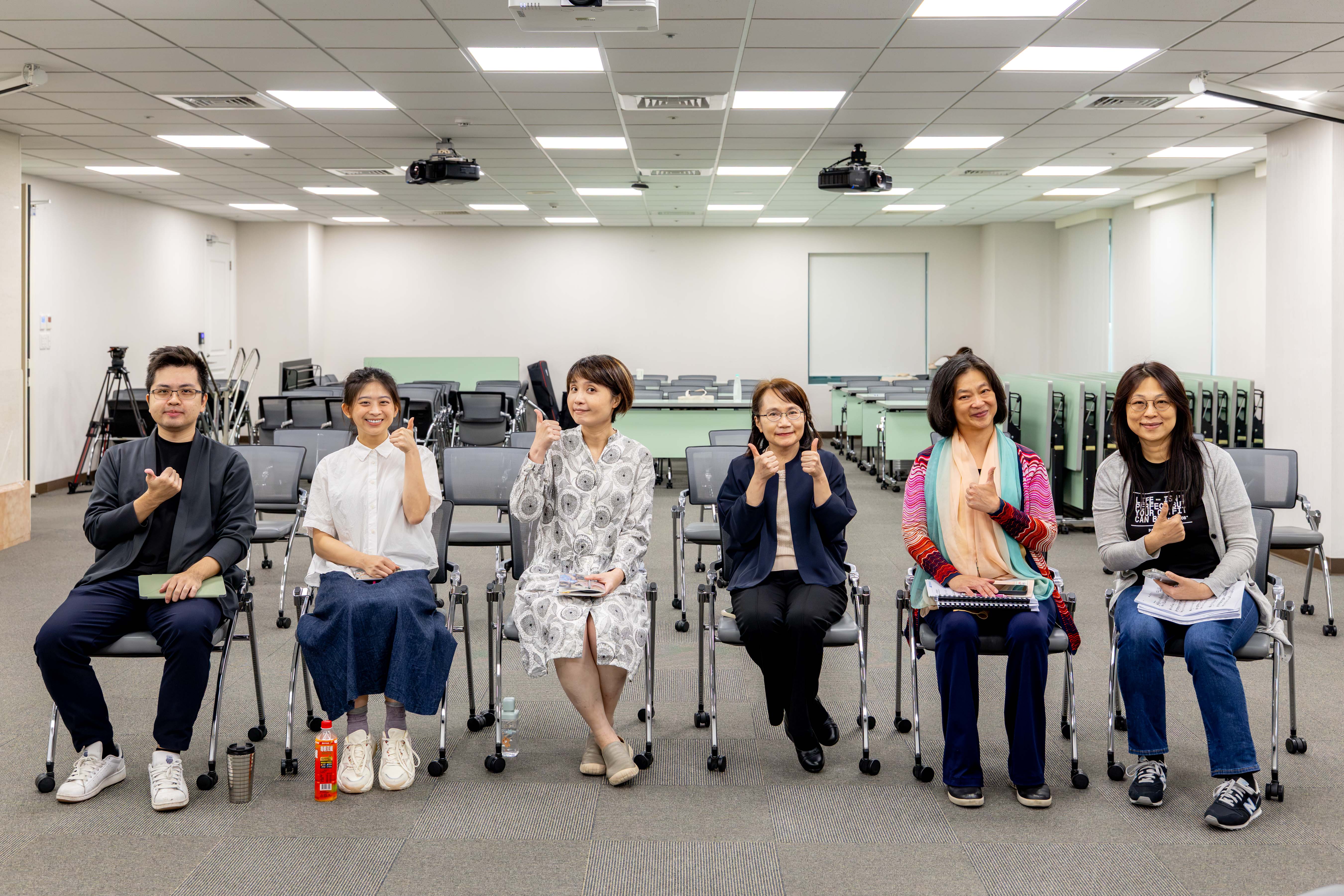 音樂治療師、長榮交響樂團團員、日照中心工作夥伴及社區民眾共同參與工作坊,透過跨領域交流探索音樂的社會價值。